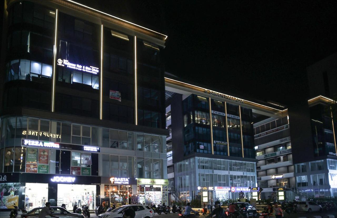 Hotel The Parker Inn By Kbnt Group Surat Esterno foto