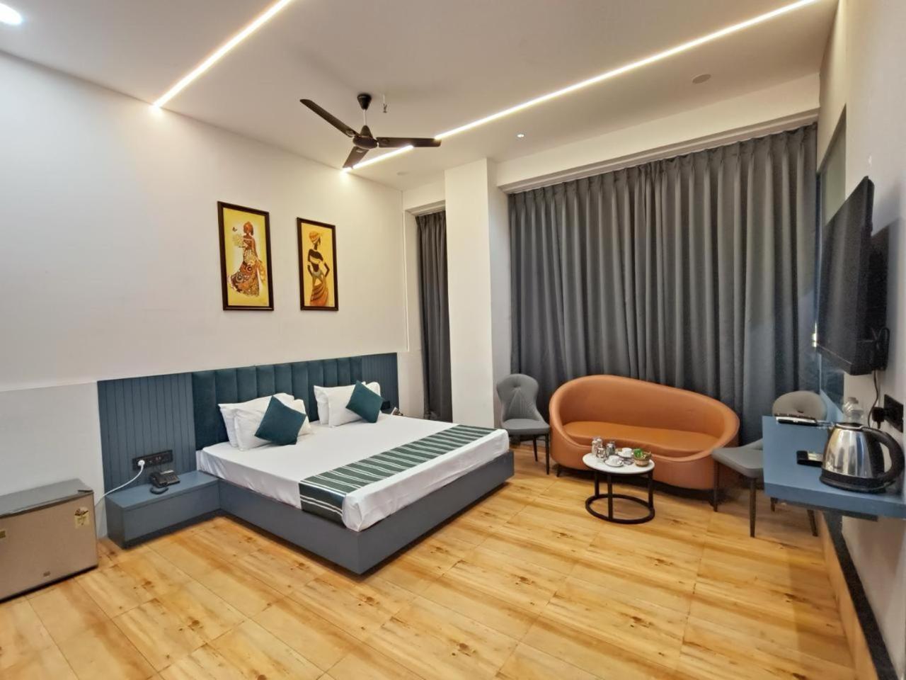 Hotel The Parker Inn By Kbnt Group Surat Esterno foto