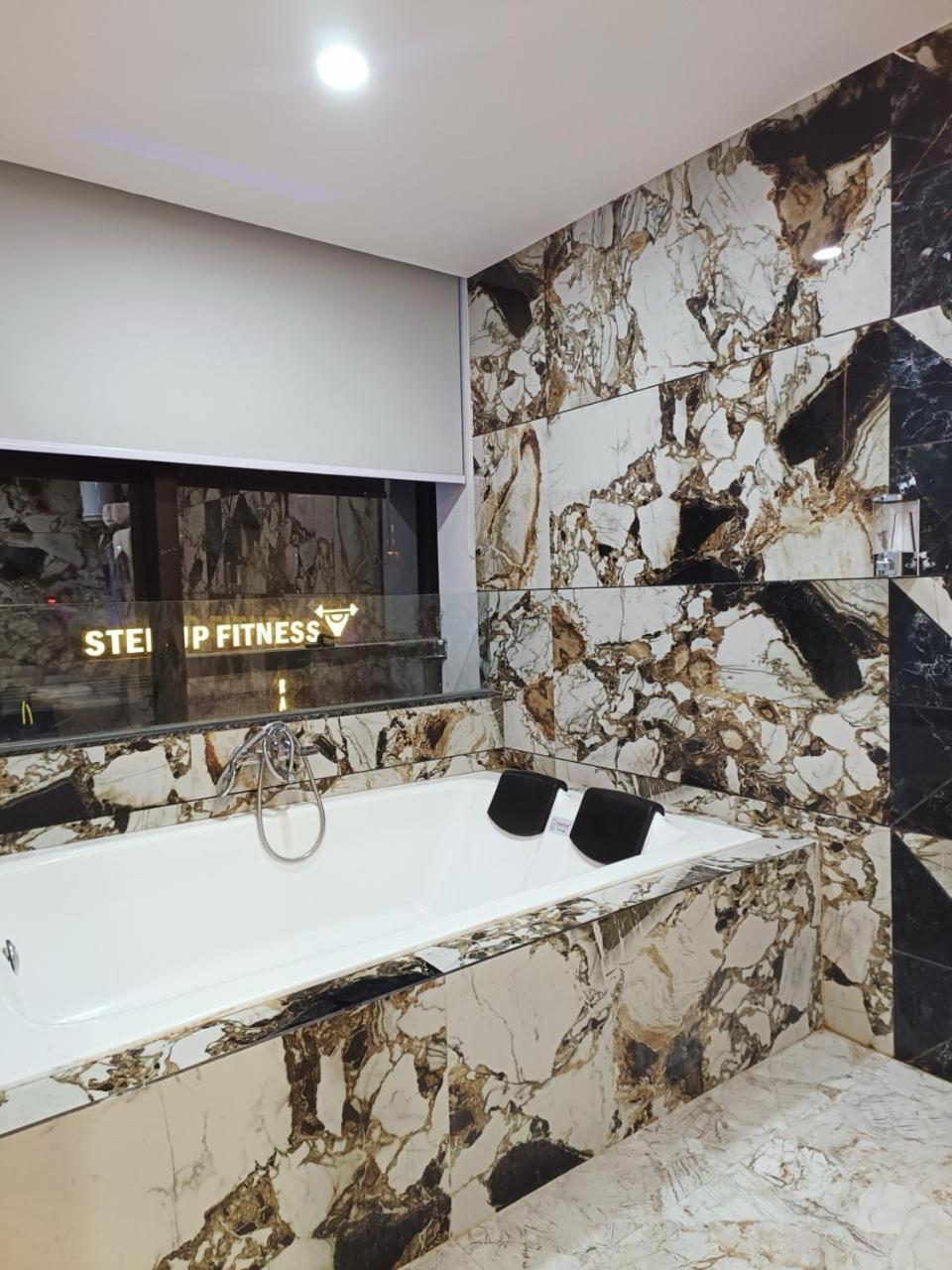 Hotel The Parker Inn By Kbnt Group Surat Esterno foto